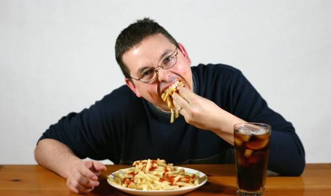 عادات غذائية سيئة تضر بالكبد وترفع مقاومة الأنسولين