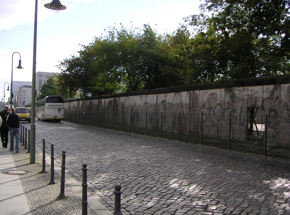 ما هي قصة جدار برلين