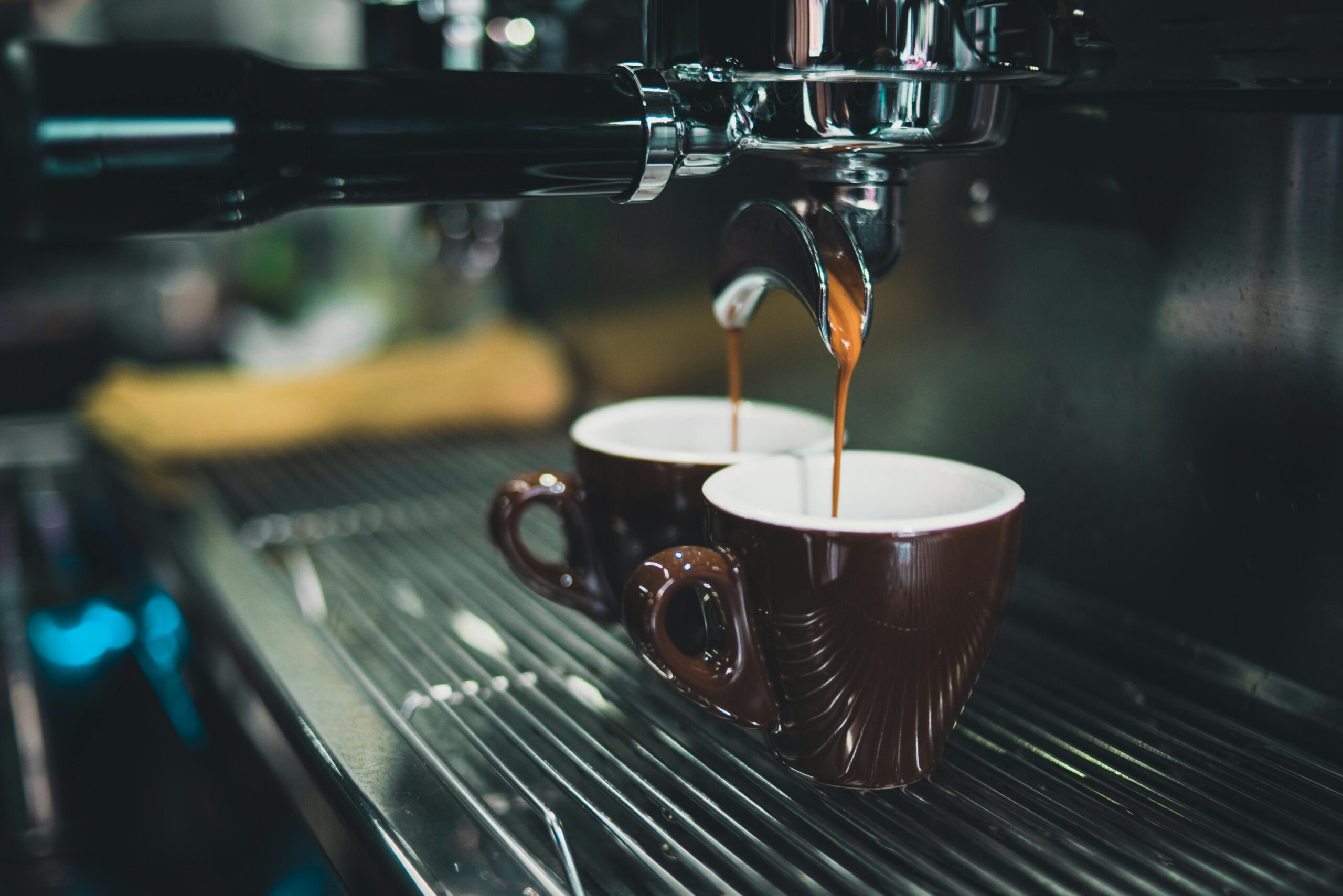 فوائد شرب القهوة بالليمون في الصباح بين الحقيقة والخرافة