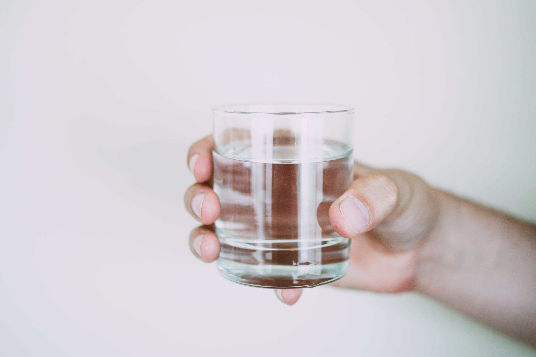 شائعات حول شرب الماء بكميات كبيرة.. لا تصدقها