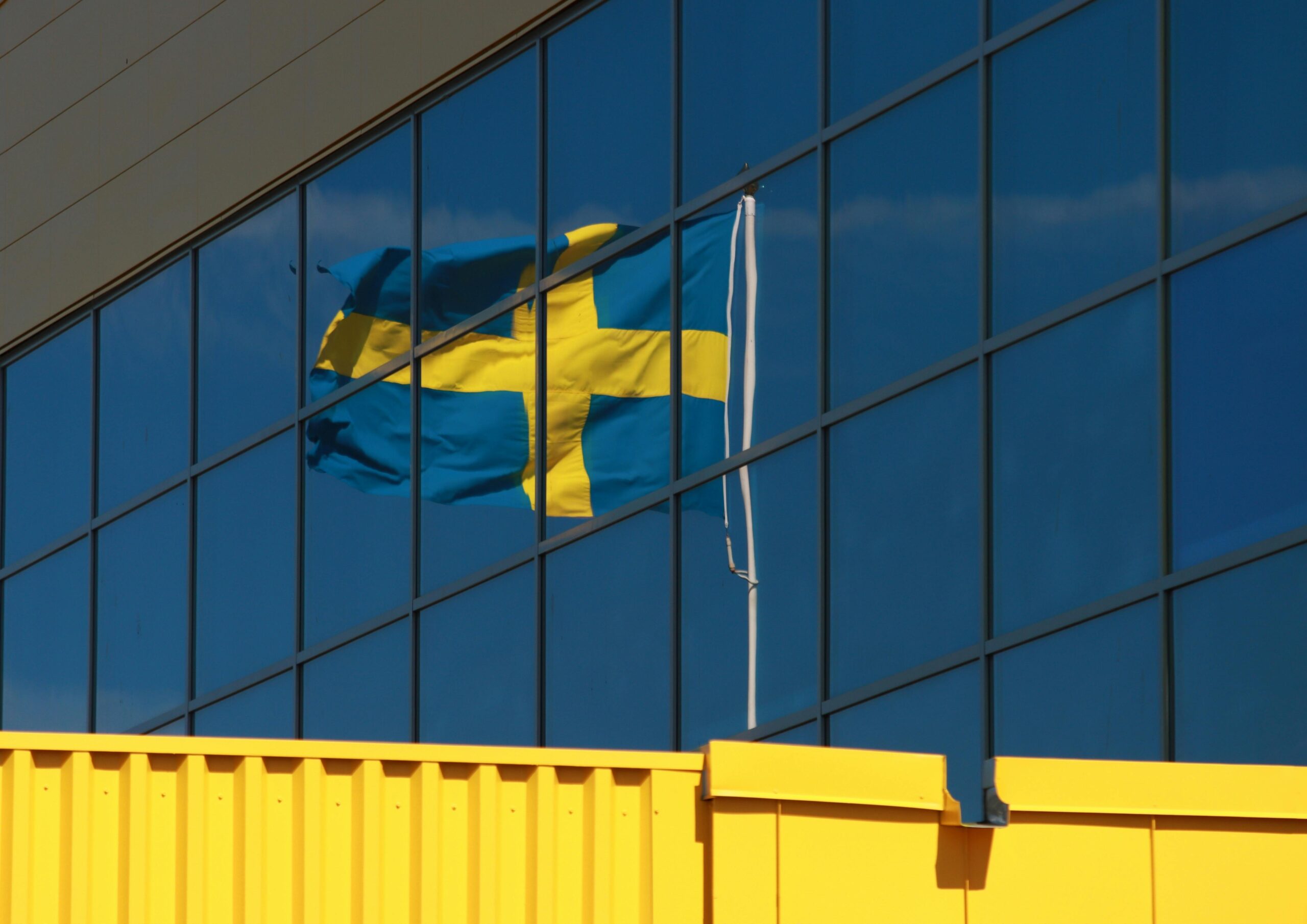 علم السويد يرفرف أمام مقر الناتو اليوم